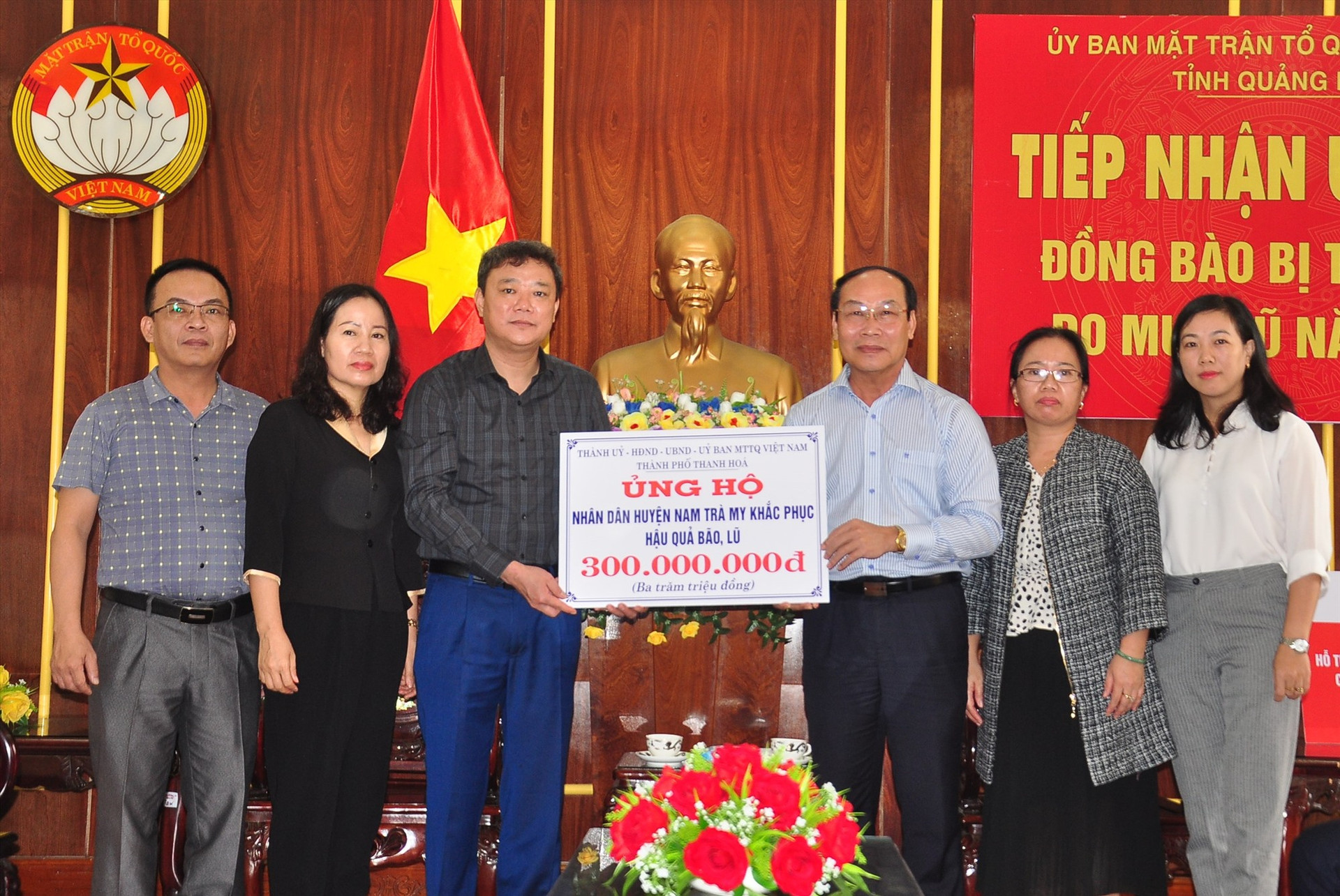 Đoàn công tác của TP.Thanh Hóa ủng hộ 300 triệu đồng giúp nhân dân Nam Trà My khắc phục hậu quả thiên tai. Ảnh: VINH ANH