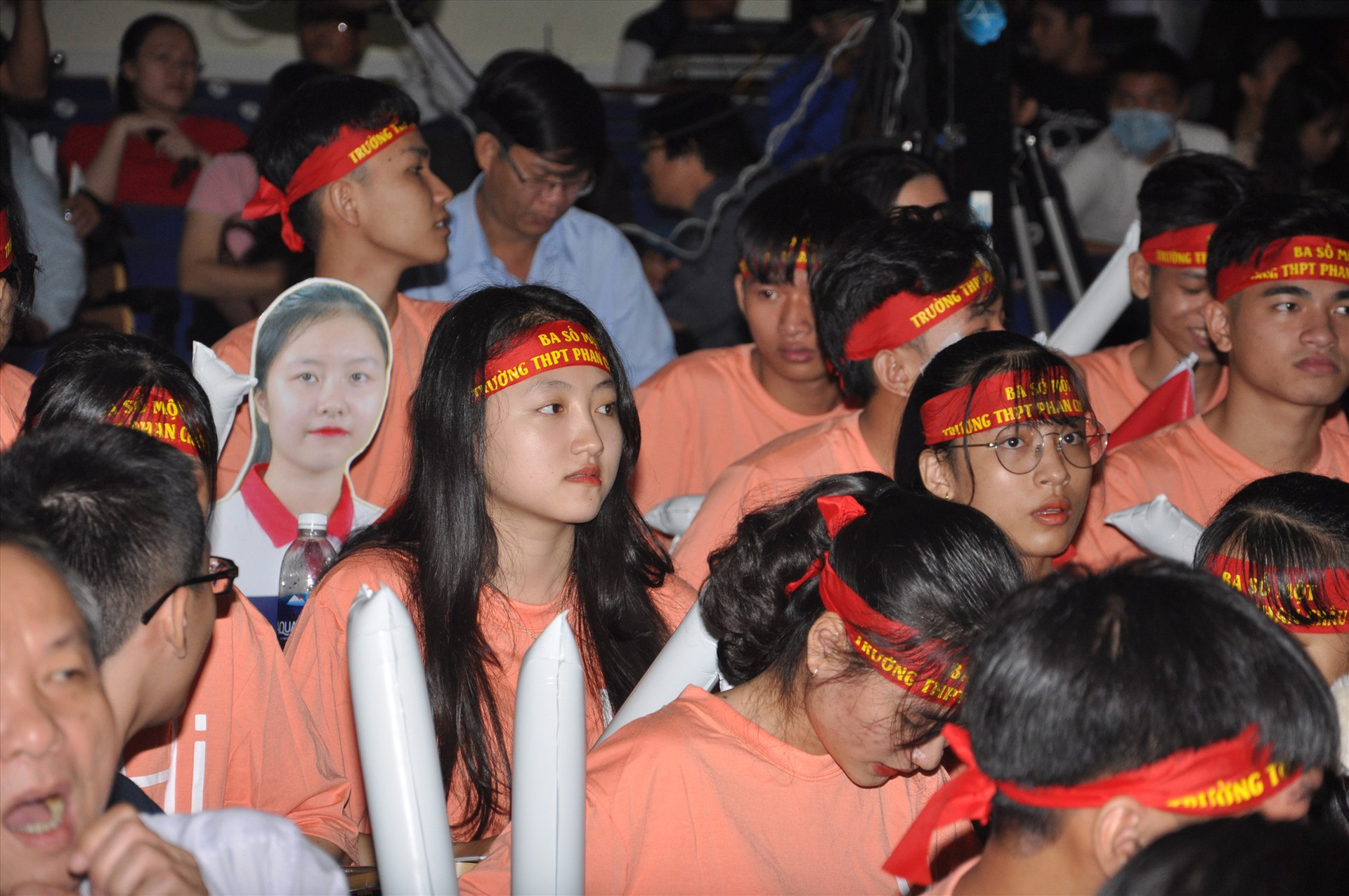 Học sinh Trường THPT Phan Châu Trinh (Tiên Phước) cổ vũ cho Lê Vũ Quỳnh Hương. Ảnh: X.P