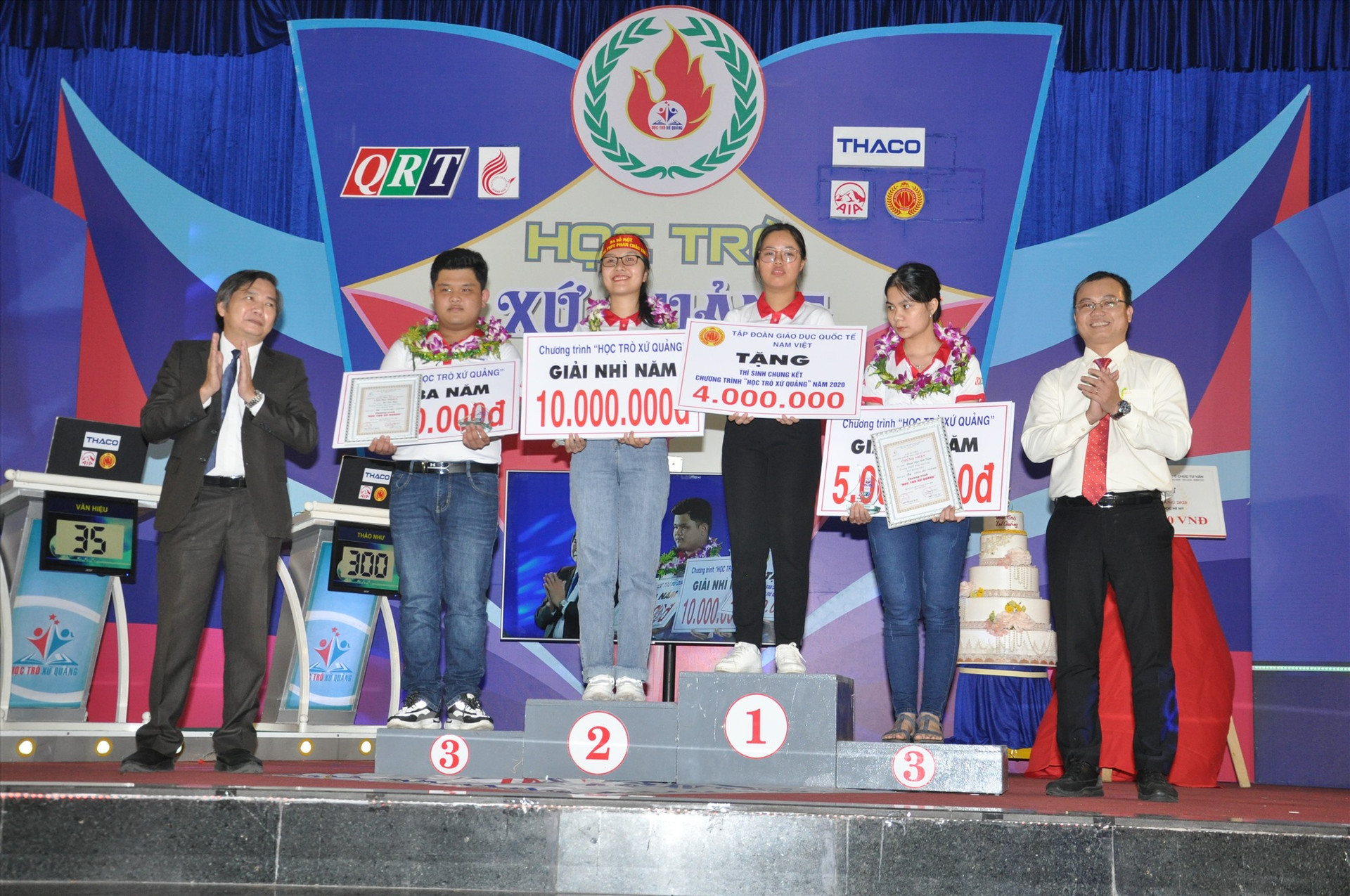 Ông Mai Văn Tư - Giám đốc Đài PT-TH Quảng Nam cùng nhà tài trợ tặng thưởng cho các thí sinh. Ảnh: X.P