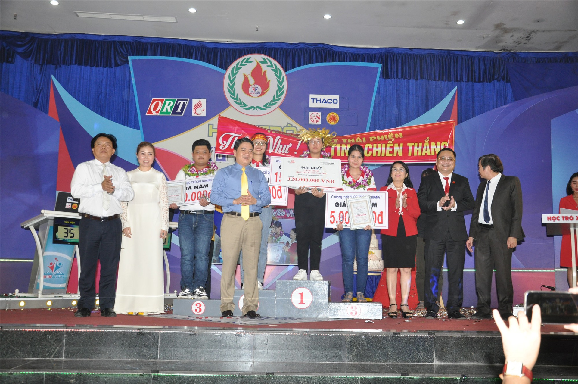 Phó Chủ tịch UBND tỉnh Trần Văn Tân cùng Ban tổ chức và nhà tài trợ trao thưởng cho 4 thí sinh. Ảnh: X.P
