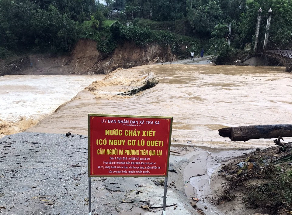 Nước sông cầu thôn 1 Trà Ka tiếp tục dâng cao khi có mưa lớn do ảnh hưởng của bão số 10.