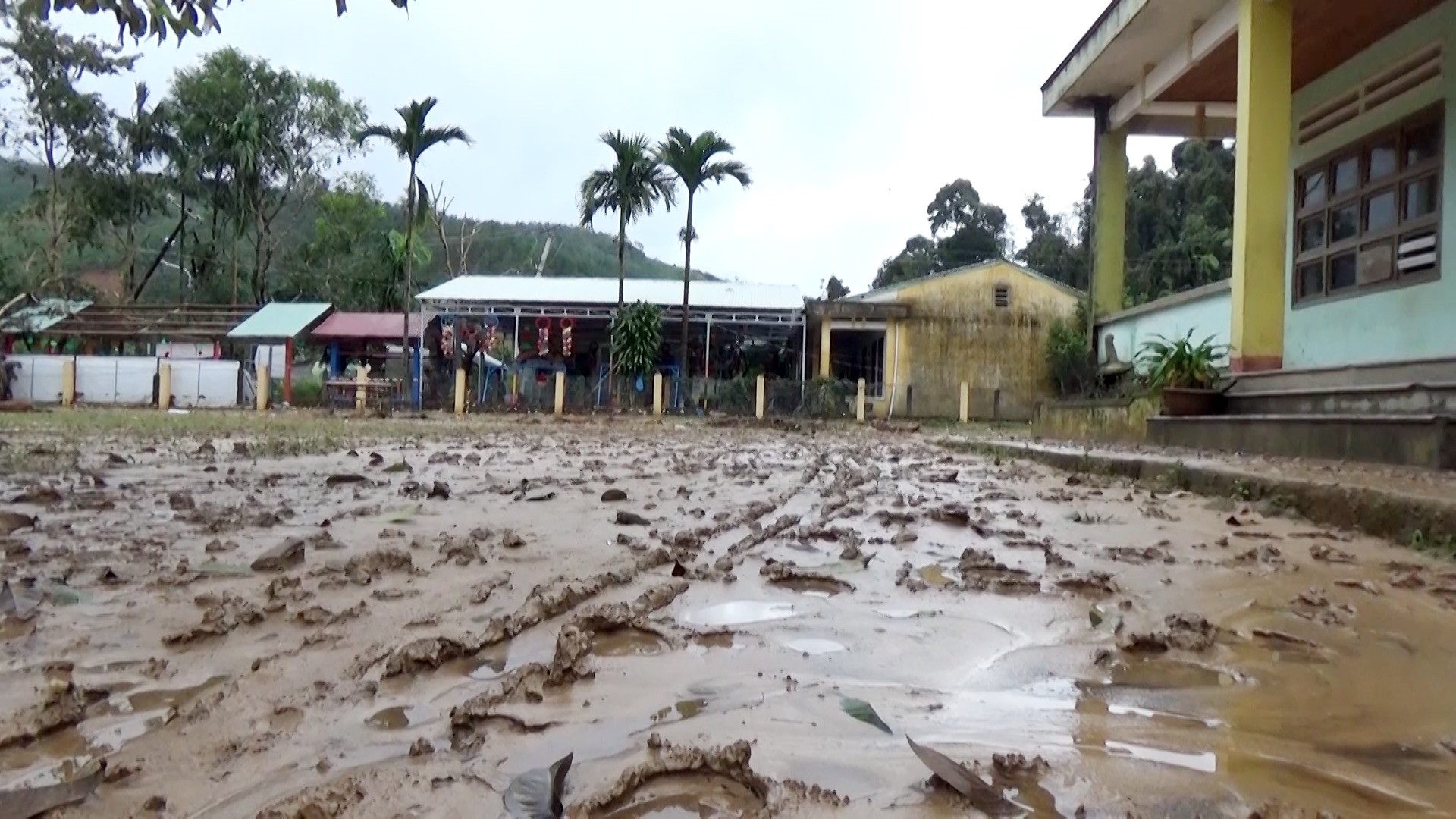 Sân trường Trường PTDTBT TH& THCS Trà Ka ngổn ngang bùn đất.