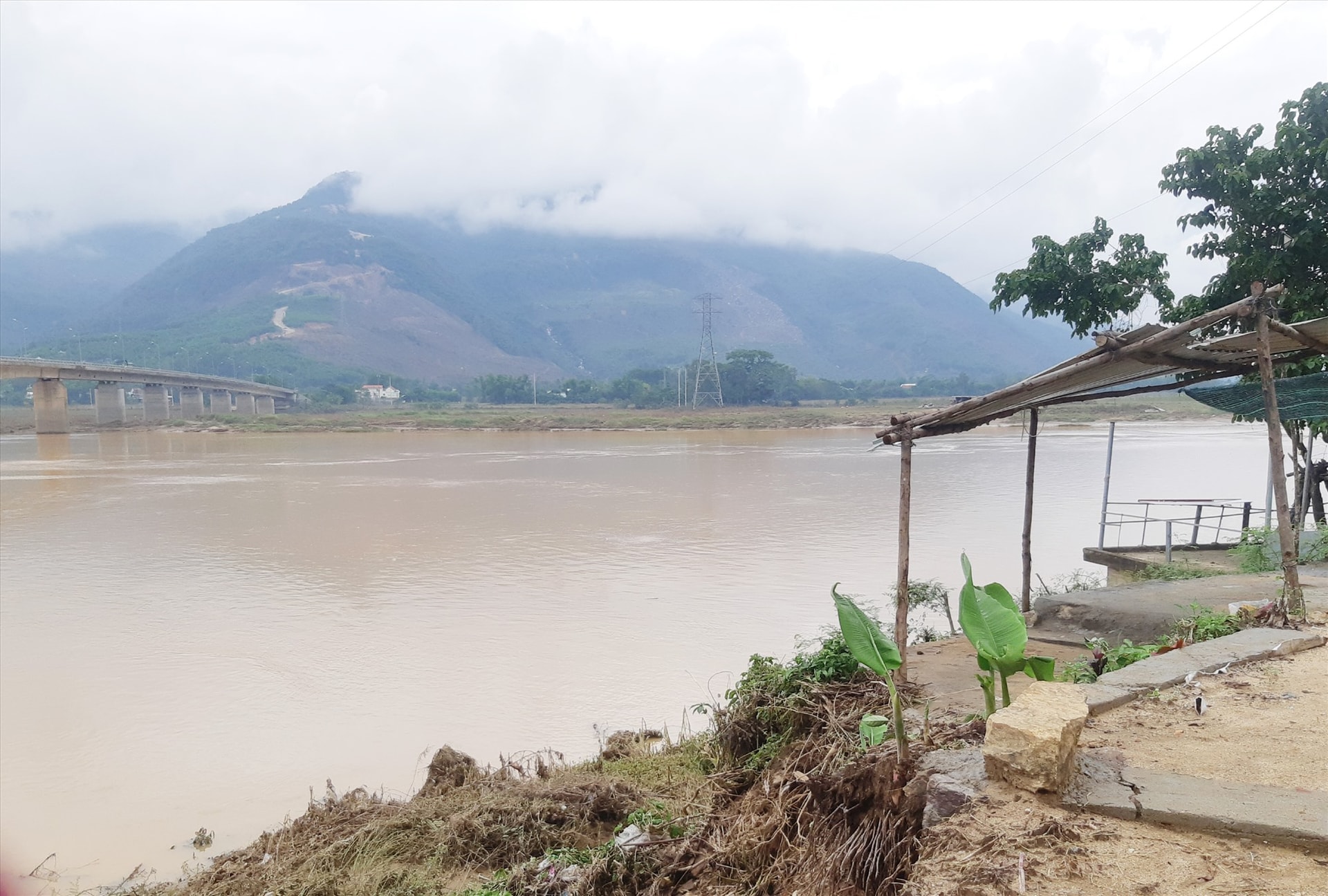 Sông Vu Gia đoạn qua thôn Hà Thanh, xã Đại Đồng biến động dòng chảy mạnh, gây sạt lở nặng nề cho 4 nhà dân. Ảnh: H.LIÊN