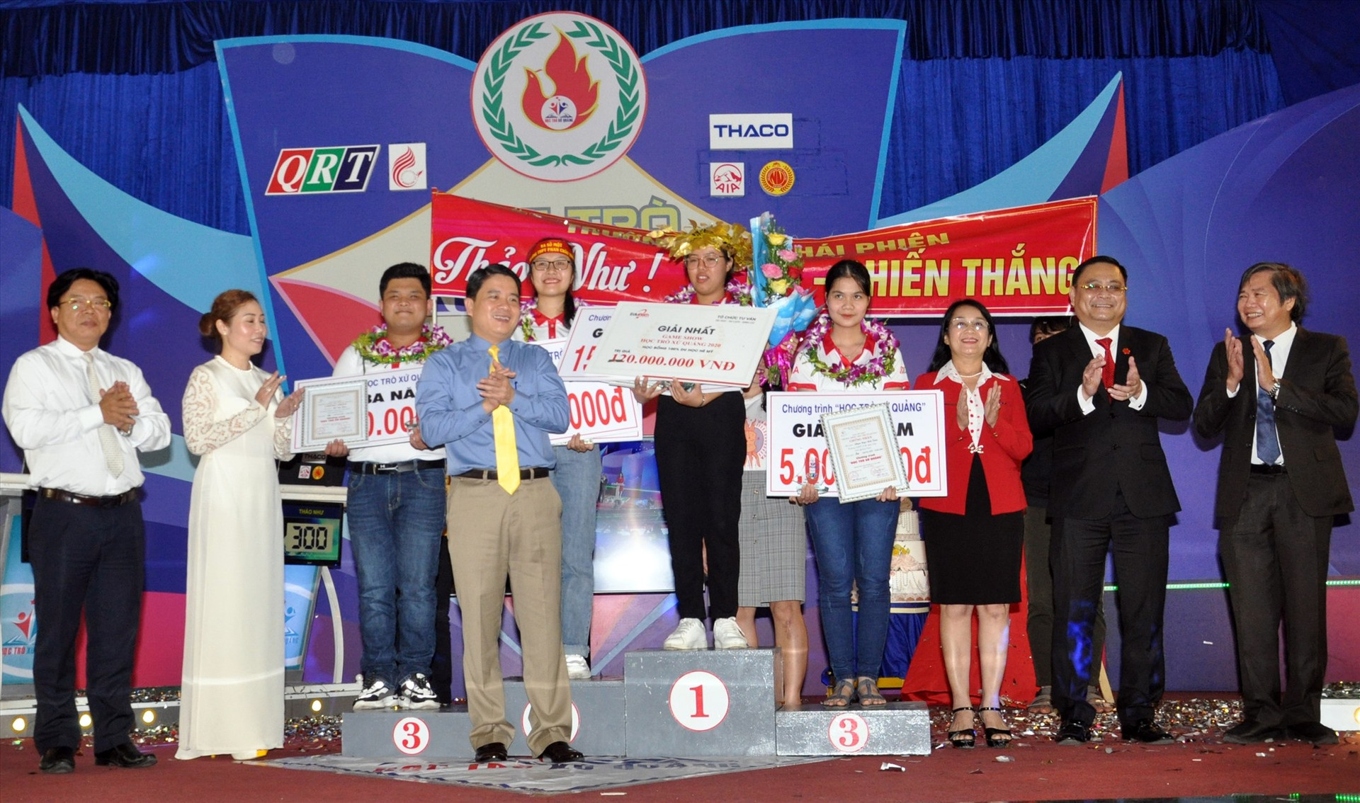 Phó Chủ tịch UBND tỉnh Trần Văn Tân cùng lãnh đạo QRT, Sở GD-ĐT và các nhà tài trợ trao giải cho thí sinh sau chung kết. Ảnh: X.P