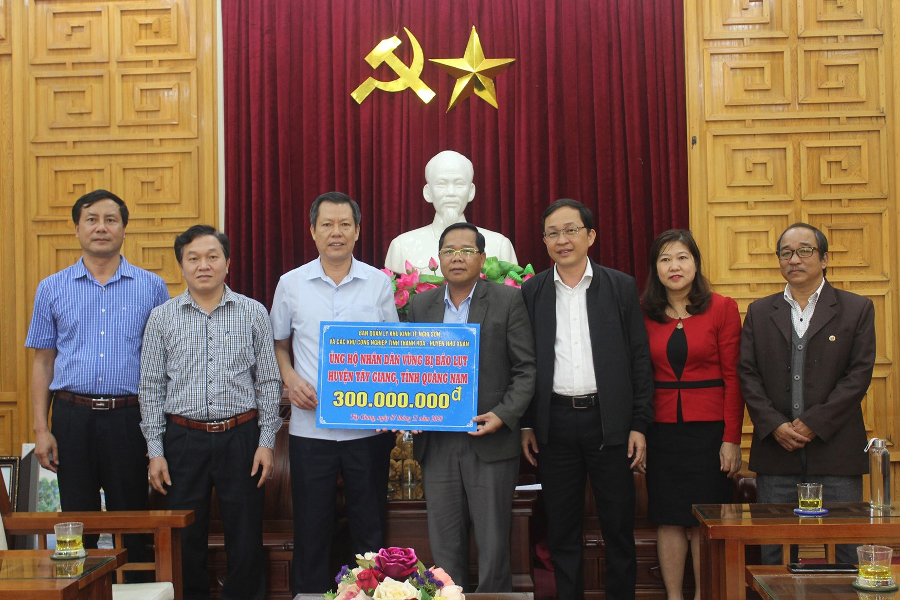 Đoàn công tác của huyện Như Xuân, tỉnh Thanh Hóa trao tặng 300 triệu đồng cho Tây Giang giúp nhân dân sớm khắc phục hậu quả thiên tai. Ảnh: ĐÌNH HIỆP.