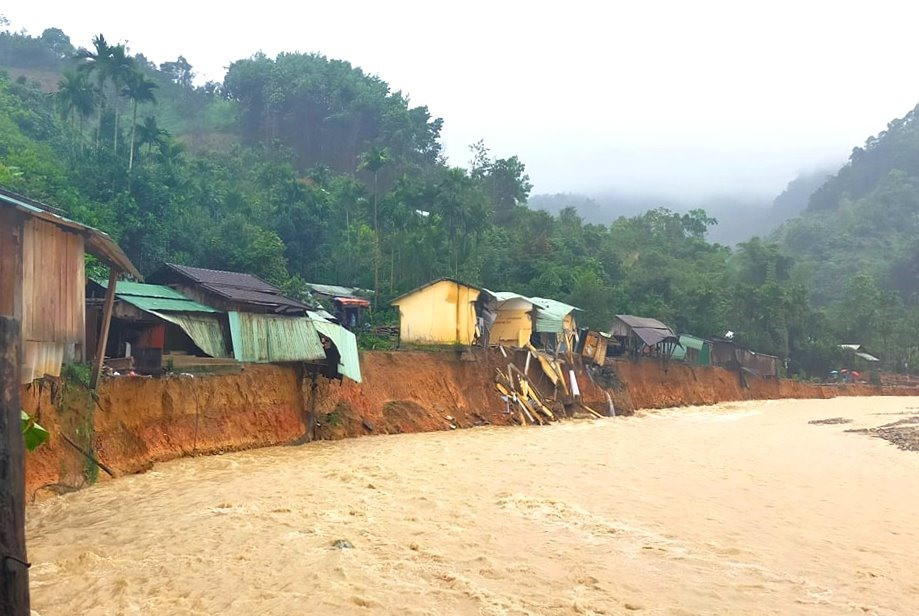 Sạt lở đất bờ sông khiến hàng chục ngôi nhà ở thôn 2 (xã Trà Leng) bị cuốn trôi. Ảnh: LÊ HẰNG