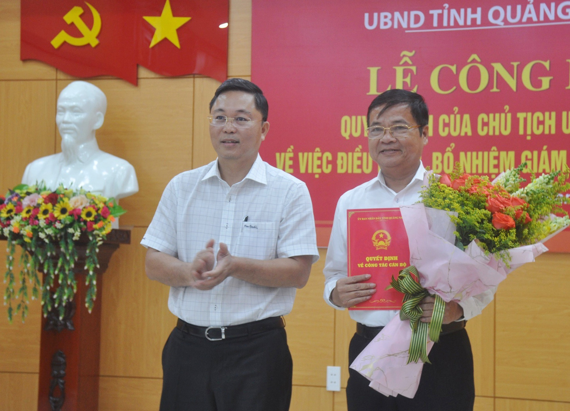 Chủ tịch UBND tỉnh Lê Trí Thanh trao quyết định điều động, bổ nhiệm ông Đặng Phong giữ chức vụ Giám đốc Sở Tài chính. Ảnh: N.Đ