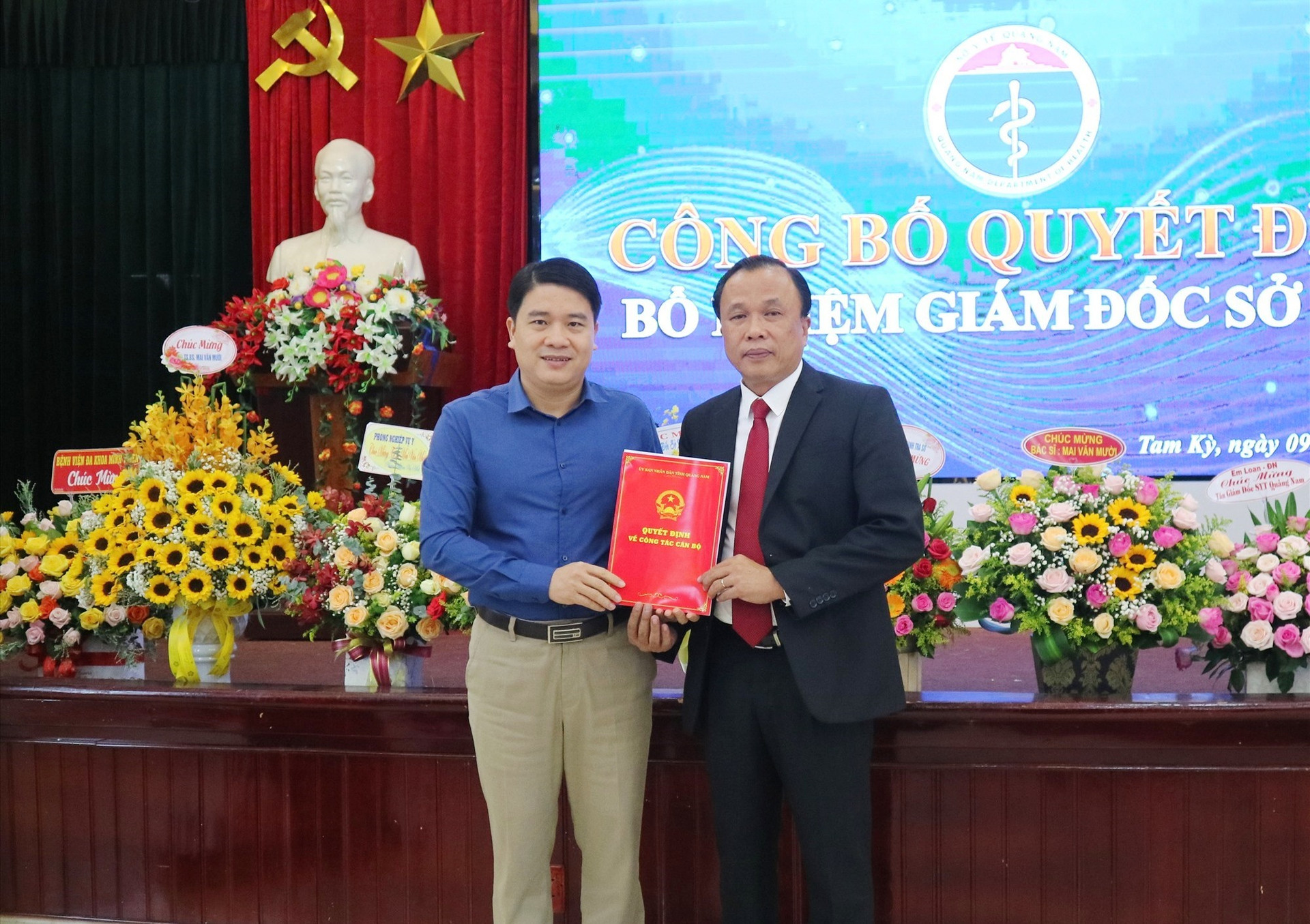 Phó Chủ tịch UBND tỉnh Trần Văn Tân trao quyết định bổ nhiệm ông Mai Văn Mười giữ chức Giám đốc Sở Y tế. Ảnh: Xuân Hiền.