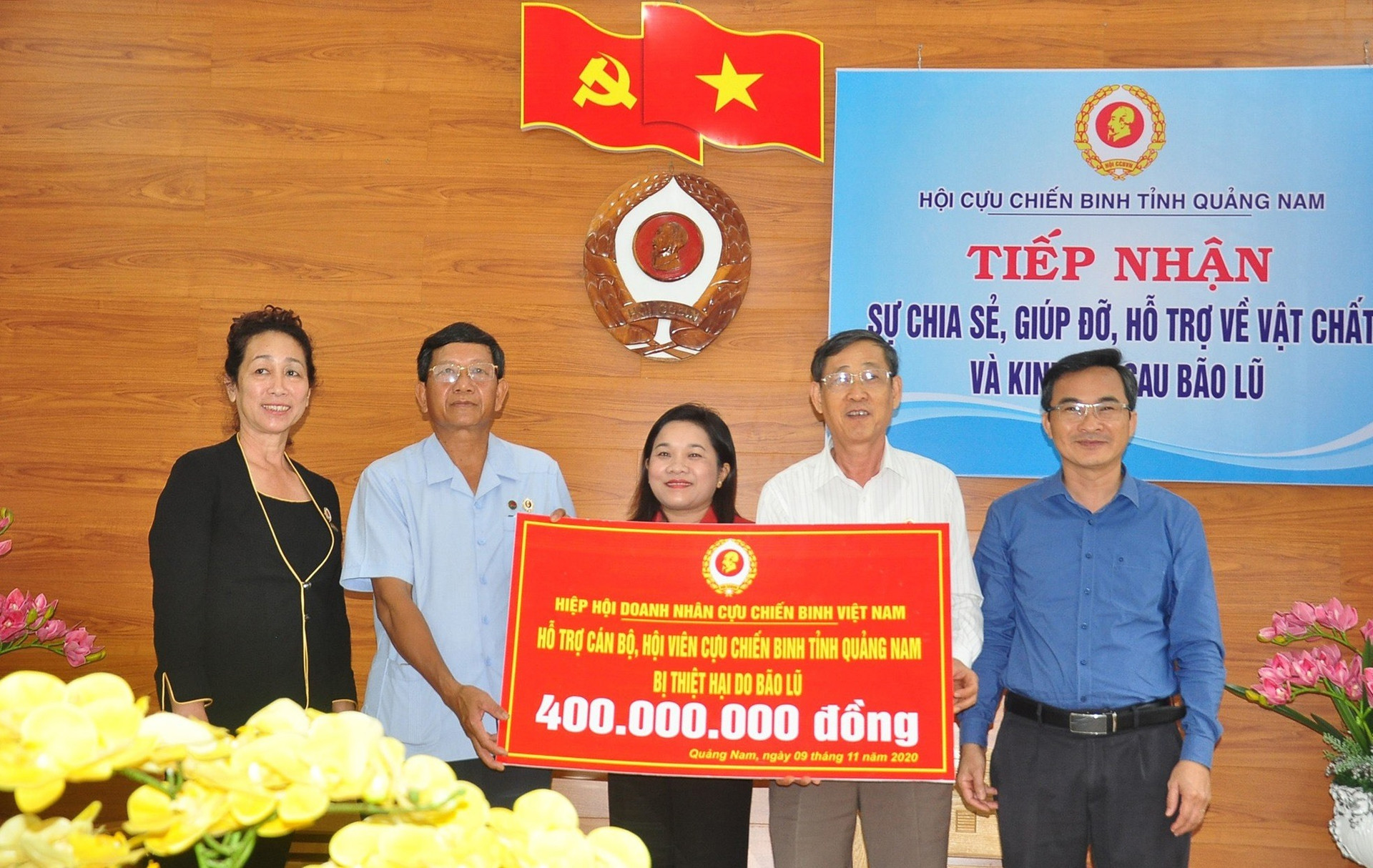 Hiệp hội Doanh nhân CCB Việt Nam trao biểu trưng hỗ trợ 400 triệu đồng chia sẻ khó khăn với cán bộ, hội viên CCB Quảng Nam bị thiệt hại do thiên tai. Ảnh: VINH ANH