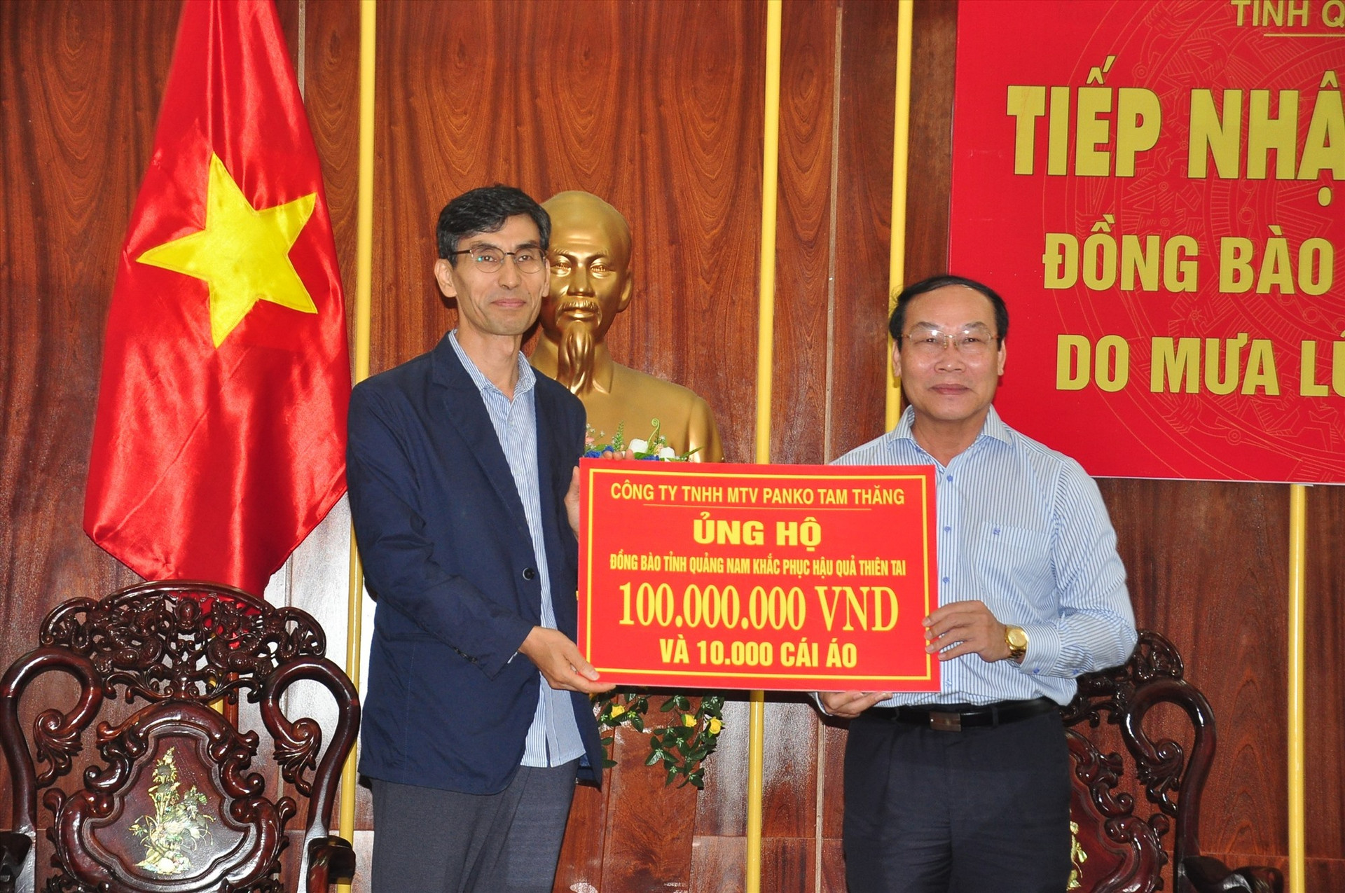 Chủ tịch Ủy ban MTTQ Việt Nam tỉnh Võ Xuân Ca tiếp nhận biểu trưng ủng hộ từ Công ty TNHH