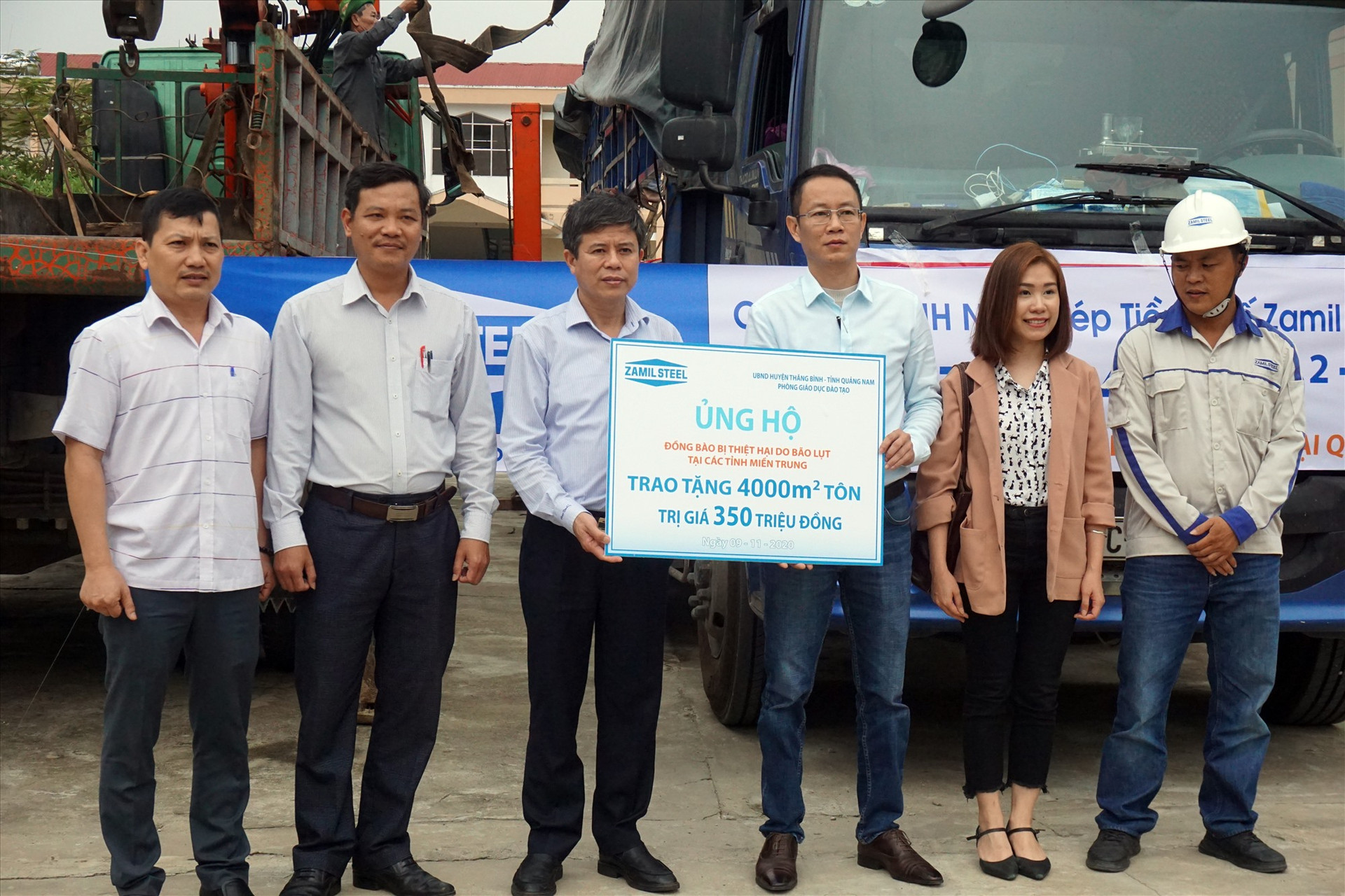 Huyện Thăng Bình tiếp nhận 4.000m2 tôn trị giá 350 triệu đồng từ phía Công ty TNHH Nhà Thép Tiền chế Zamil Việt Nam.
