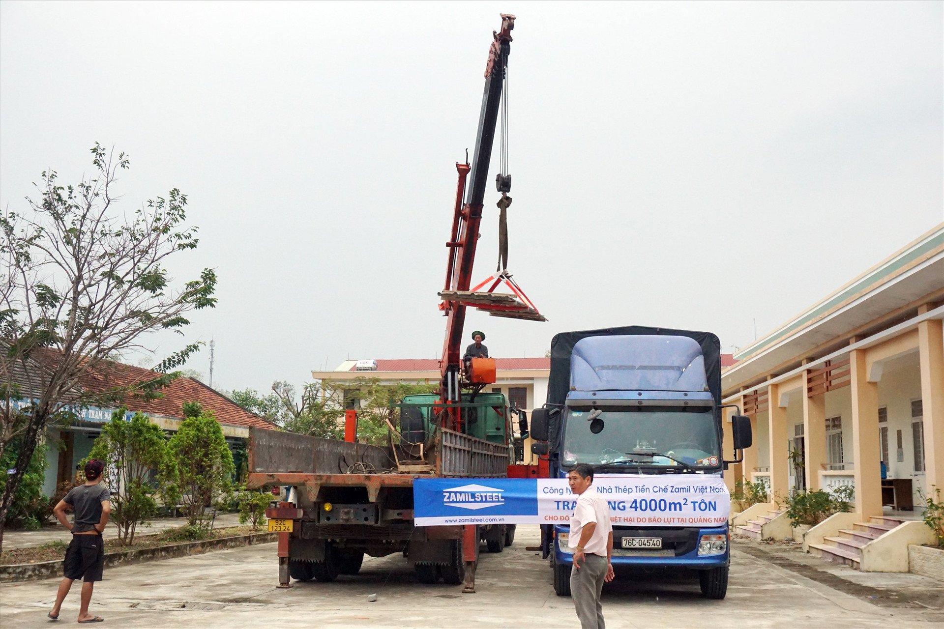 Toàn bộ số tôn mà phía Công ty TNHH Nhà Thép Tiền chế Zamil Việt Nam sẽ được chuyển về cho các trường bị thiệt hại do bão để tiến hành lợp ngay.