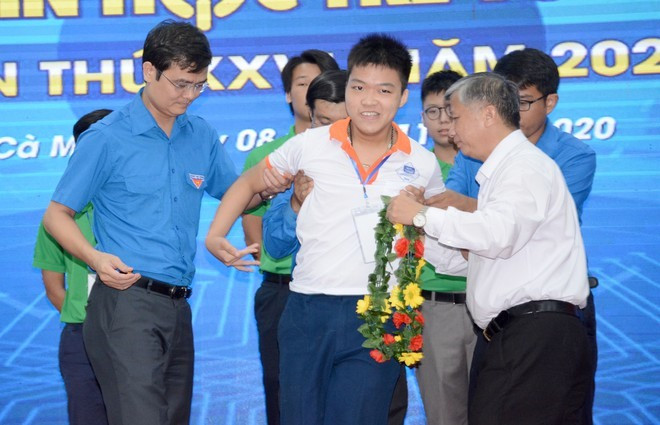 Trao giải nhất cho Nguyễn Đức Thuận (Bắc Ninh) - là thí sinh tự do, khuyết tật.