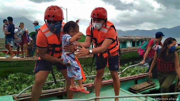 Philippines khẩn trương sơ tán người dân đến nơi an toàn, góp phần giảm thiệt hại do những cơn bão lớn gây ra. Ảnh: AP