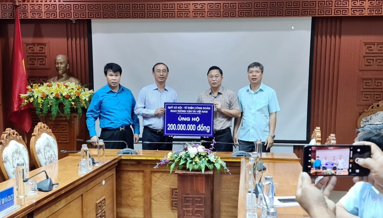 Thứ trưởng Lê Đình Thọ - đại diện Bộ GTVT ủng hộ Quảng Nam 200 triệu đồng nhằm khắc phục thiệt hại mưa bão. Ảnh; A.T