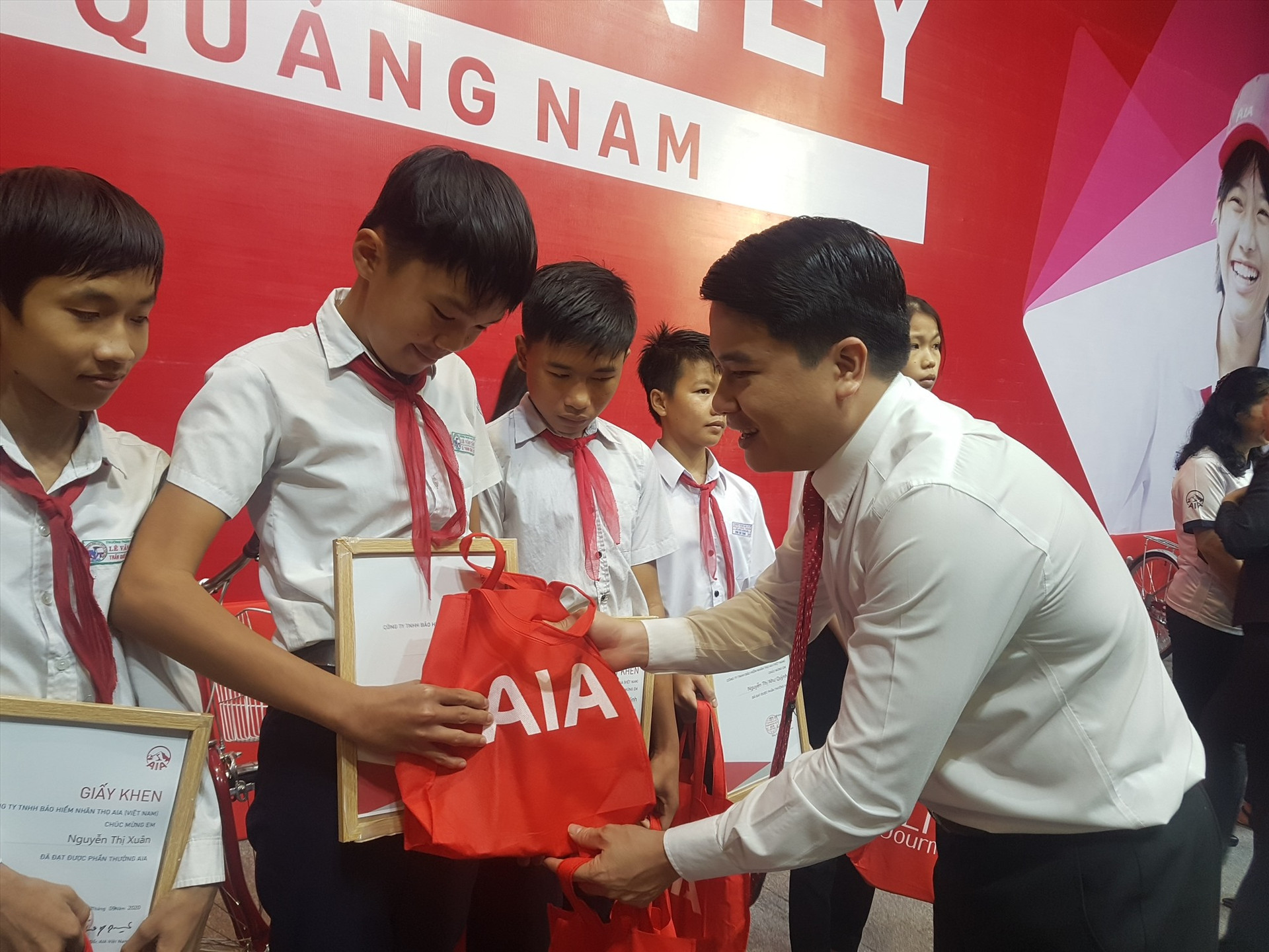 Phó Chủ tịch UBND tỉnh Trần Văn Tân tặng quà cho học sinh nghèo tại chương trình. Ảnh: D.L