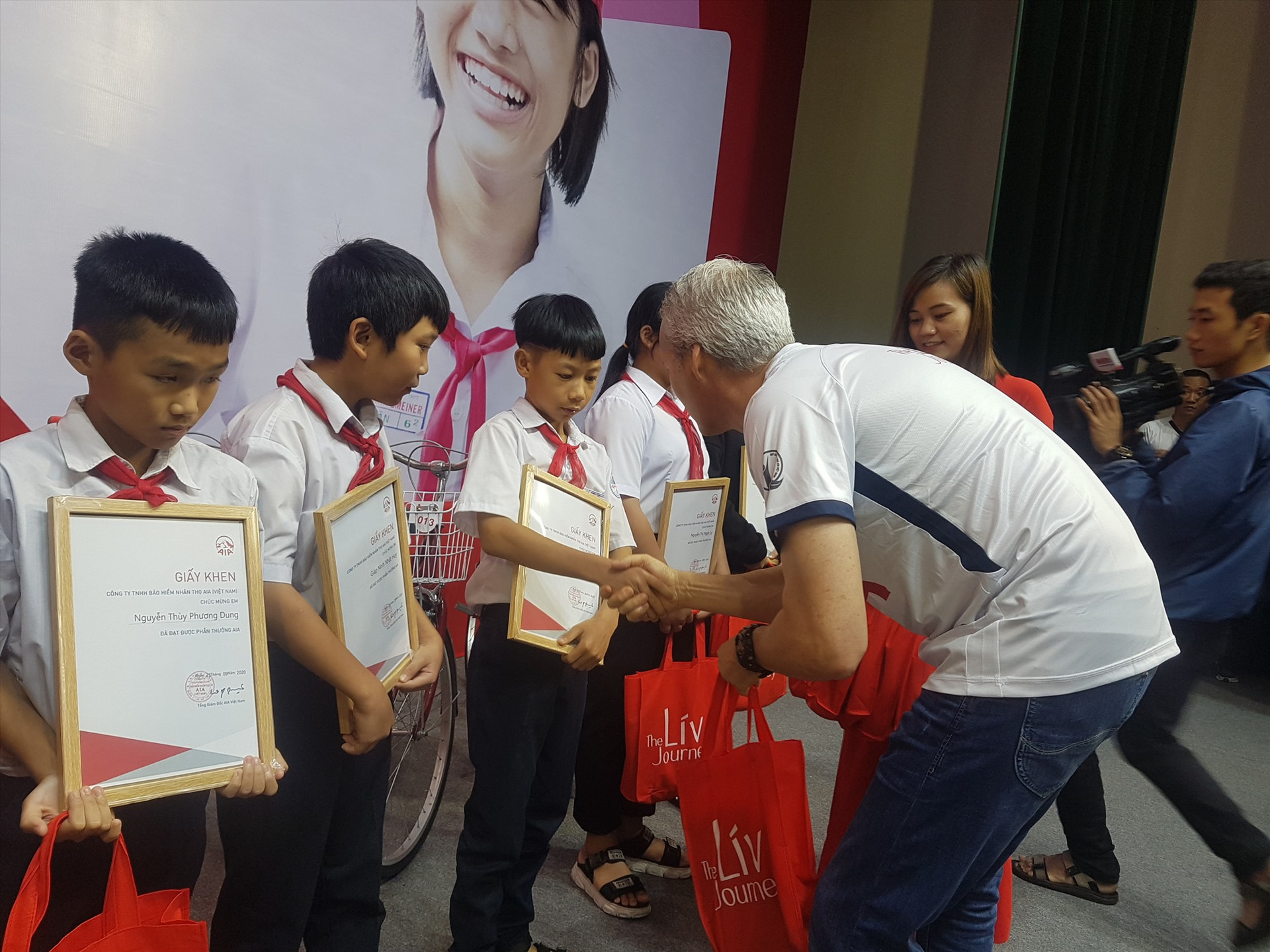 Ông Wayne Besant - Tổng Giám đốc AIA Việt Nam tặng quà cho học sinh nghèo tại chương trình. Ảnh: D.L