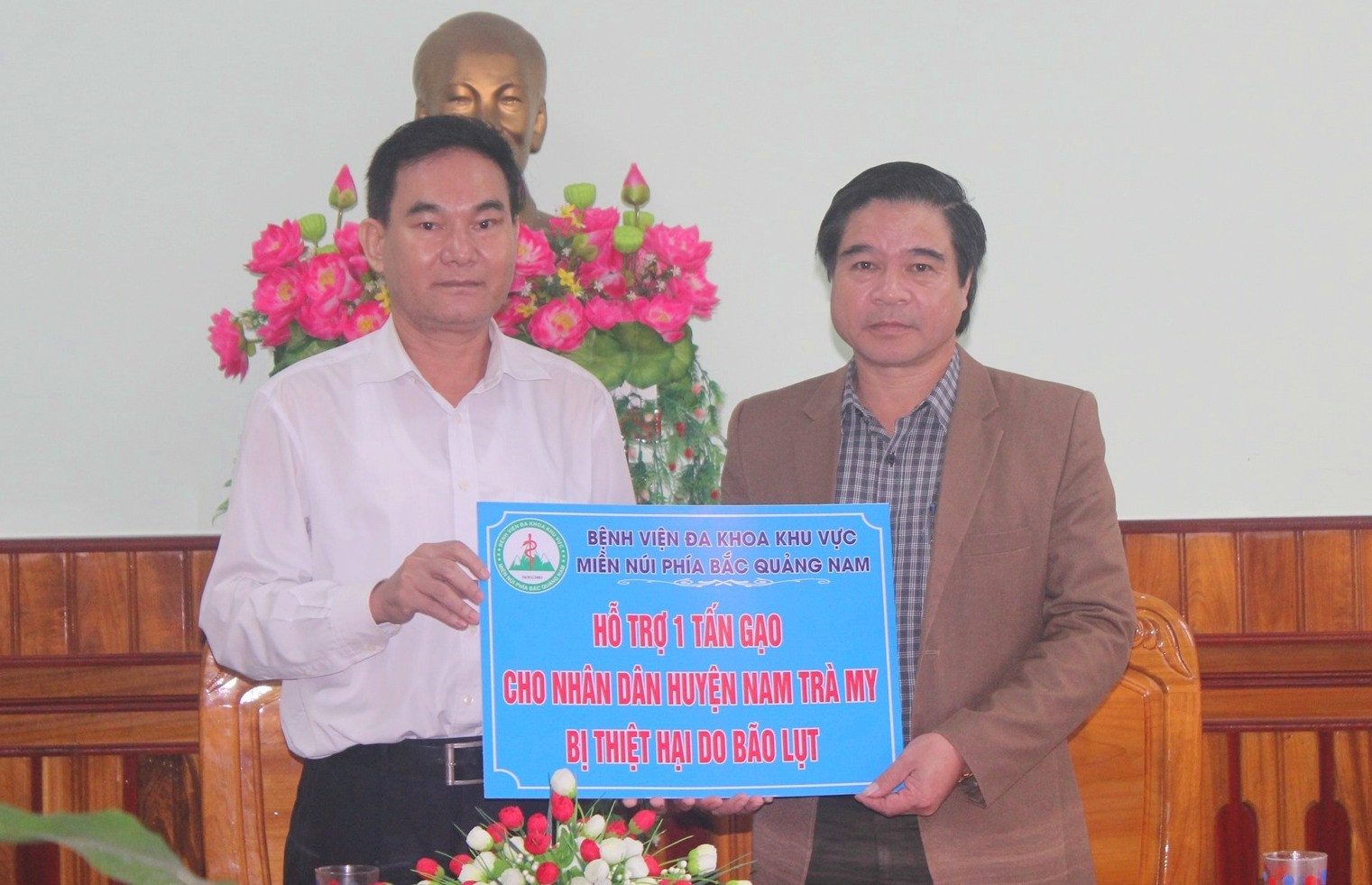 Đại diện Bệnh viện Đa khoa khu vực miền núi phía Bắc Quảng Nam hỗ trợ 1 tấn gạo đến huyện Nam Trà My. Ảnh: NHAN DUY