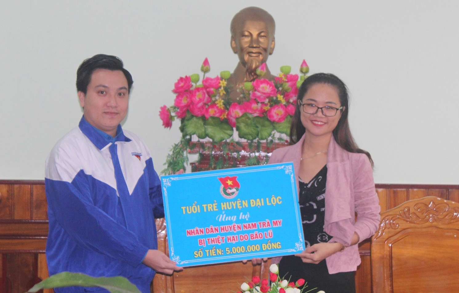 Đoàn Thanh niên huyện Đại Lộc trao 5 triệu đồng nhằm chia sẻ với bà con vùng rủi ro thiên tai. Ảnh: NHAN DUY