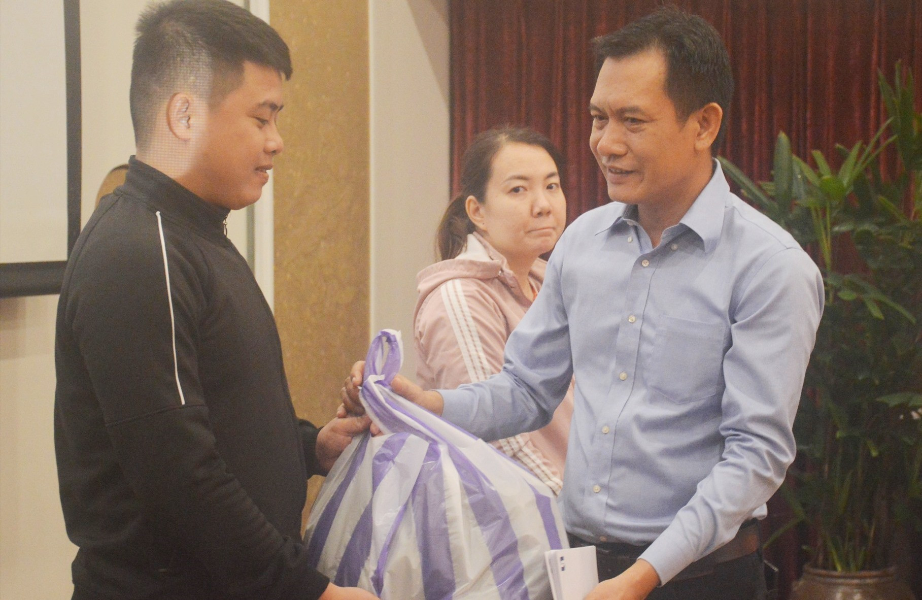 Ông Phan Xuân Thanh - Chủ tịch Hiệp hội Du lịch Quảng Nam trao quà cho lao động ngành du lịch tại chương trình. Ảnh: T.L