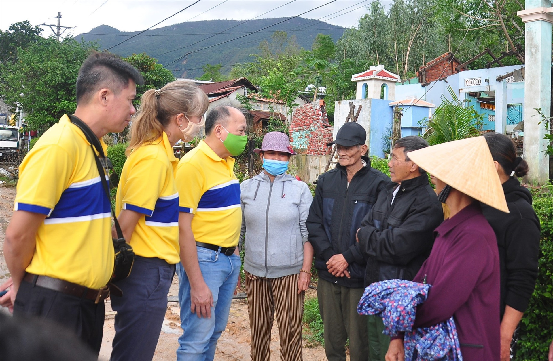 Đoàn thiện nguyện của Bia Larue thăm hỏi, chia sẻ khó khăn với các hộ dân bị hư hỏng nhà cửa do sạt lở núi ở xã Đại Lãnh. Ảnh: TÂM ĐAN
