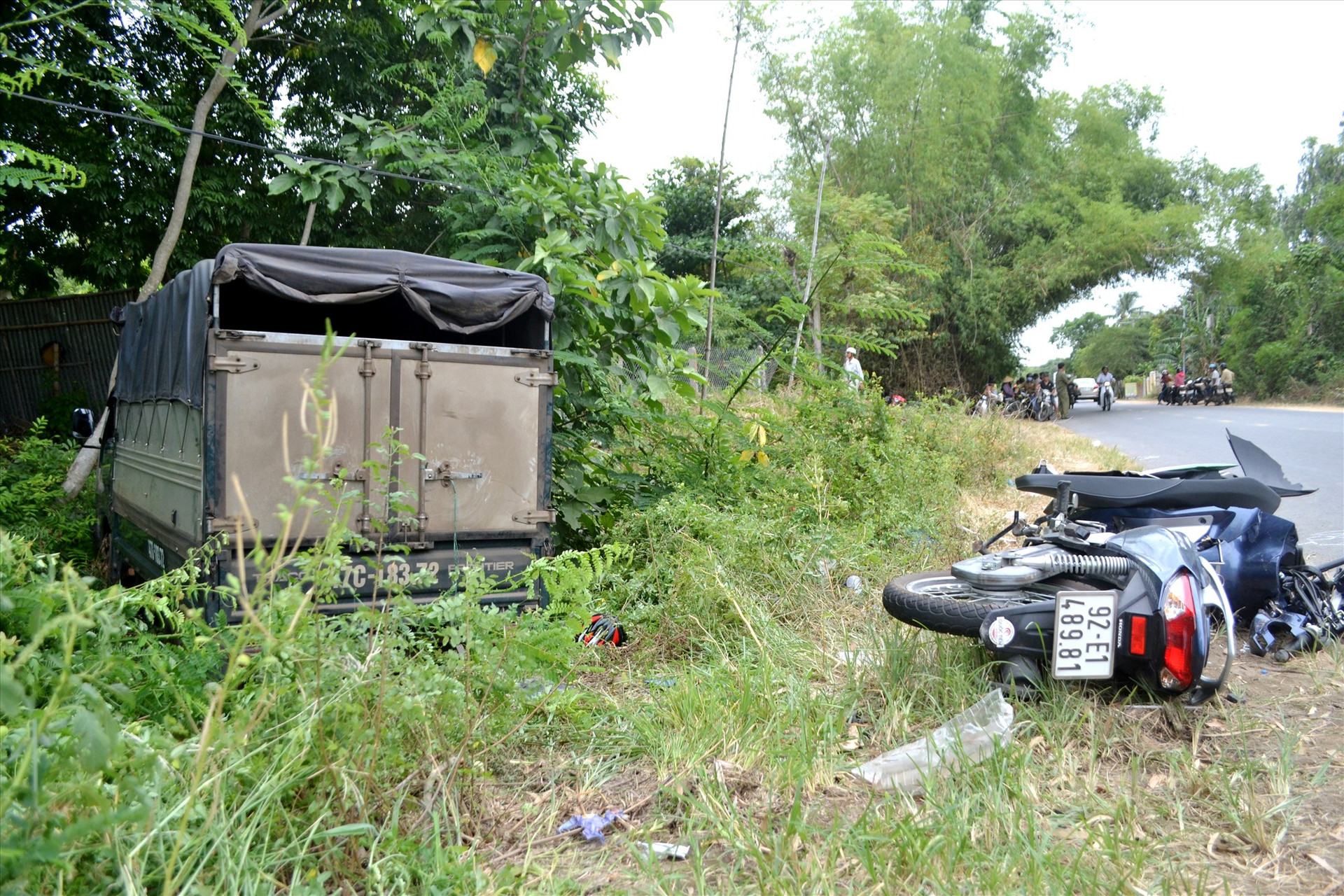 Ngày 18.7.2019 trên tuyến ĐT609B, đoạn qua xã Đại Hiệp (Đại Lộc), ô tô tải mất lái đâm vào xe máy khiến 2 cha con đi tử vong.
