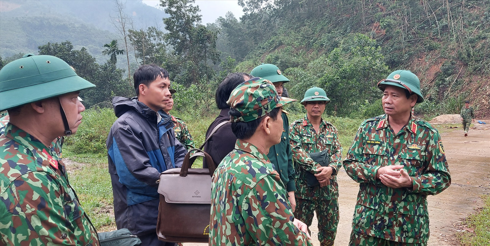 Đoàn công tác Quân khu 5 kiểm tra thực tế tại điểm bố trí khu dân cư cho người dân Trà Leng. Ảnh: H.Thọ