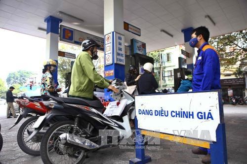 Xăng, dầu đồng loạt giảm giá từ chiều 11/11. Ảnh: TTXVN.