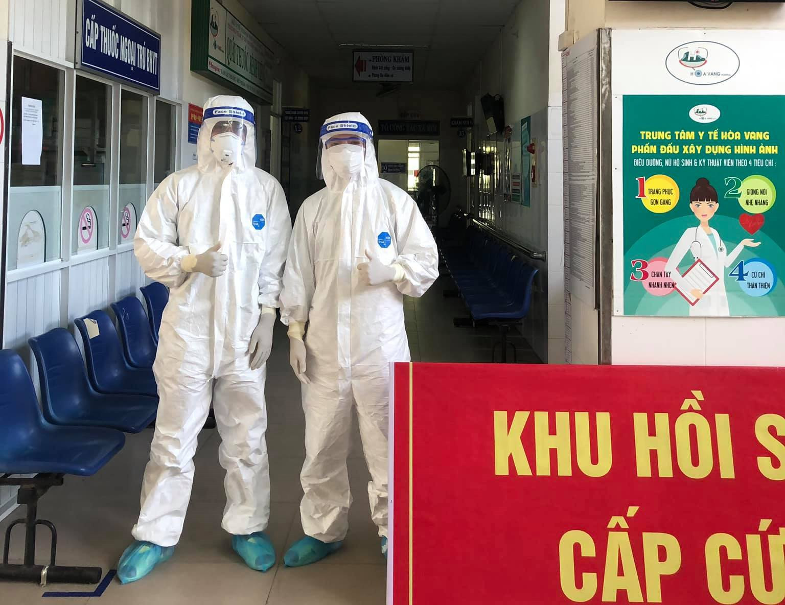 Sinh viên Trường Đại học Duy Tân trực chiến tại bệnh viện dã chiến Hòa Vang, TP.Đà Nẵng. Ảnh: QUẾ LÂM