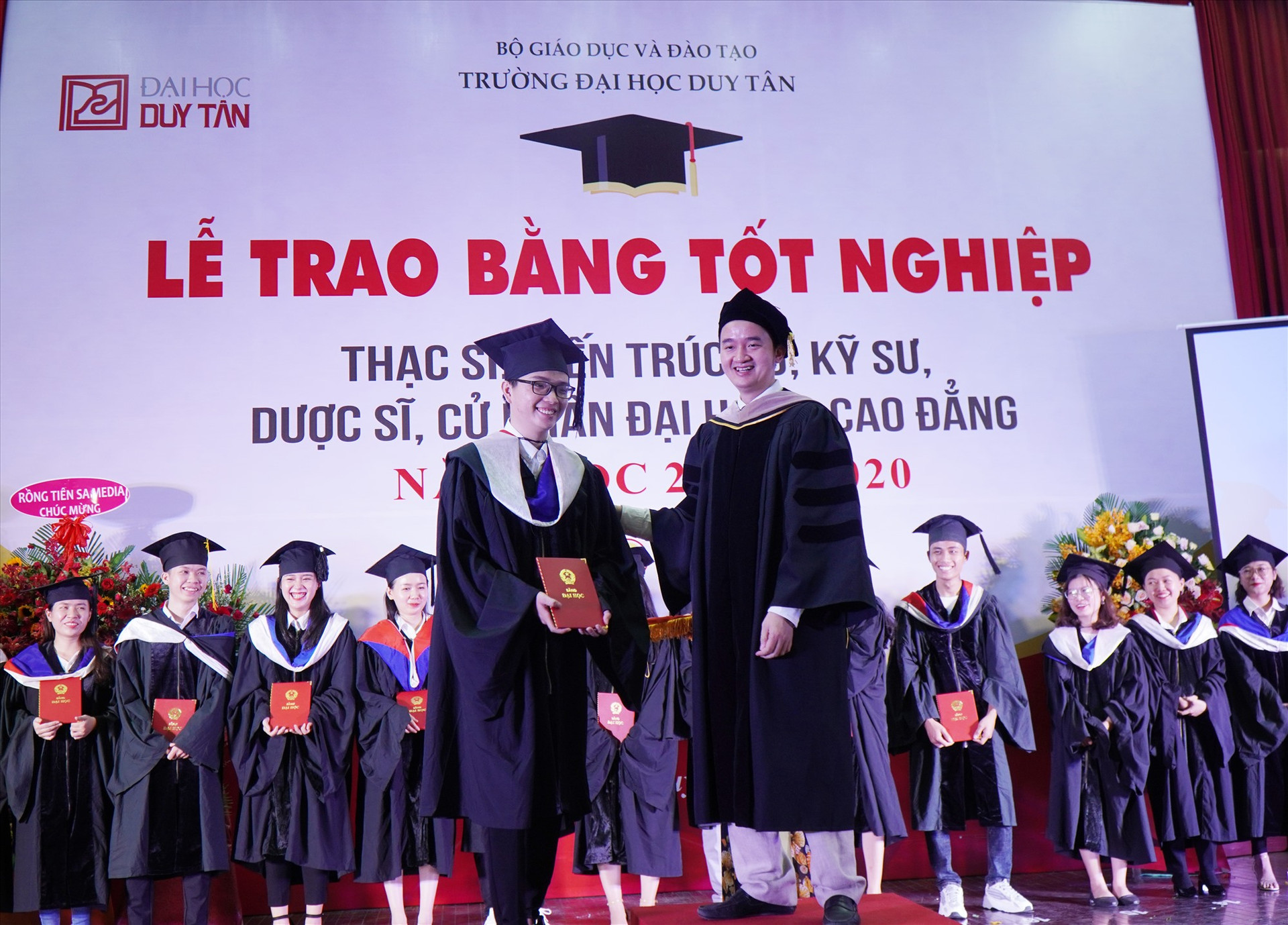 TS.Lê Nguyên Bảo - Hiệu trưởng DTU trao bằng cho sinh viên tốt nghiệp năm 2020. Ảnh: N.T.B