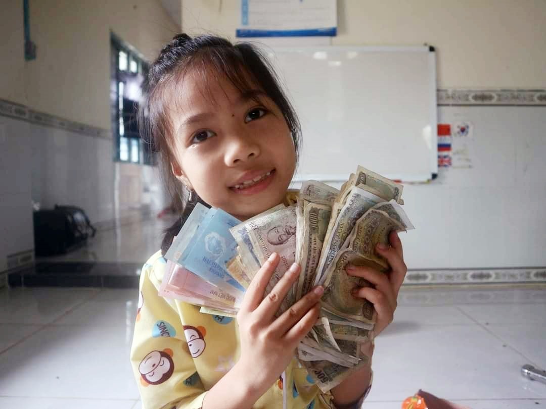 Em Ngô Như Quỳnh (Duy Xuyên) đập heo đất, ủng hộ các bạn miền núi hơn 500 nghìn đồng. Ảnh: L.T.V