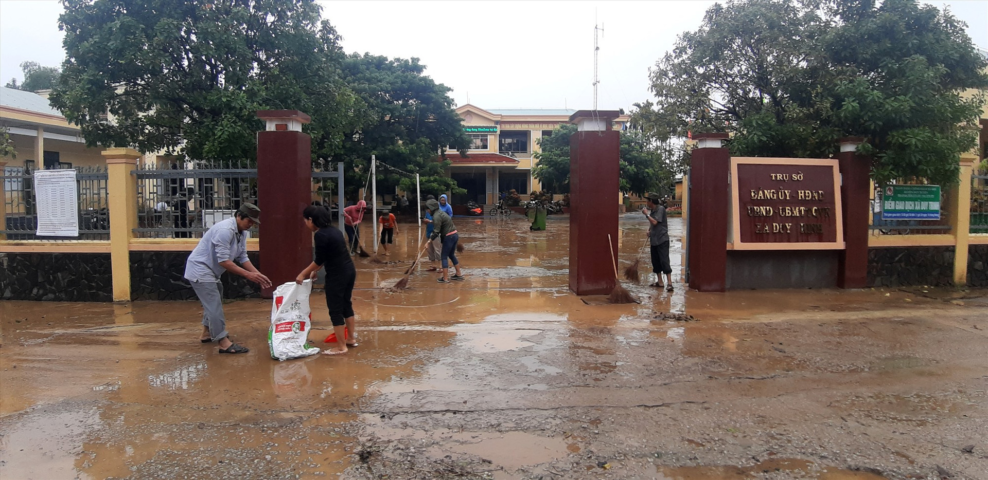 Ngay sau bão lũ, các địa phương ở huyện Duy Xuyên nhanh chóng huy động lực lượng khắc phục hậu quả bão lũ. Ảnh: T.S