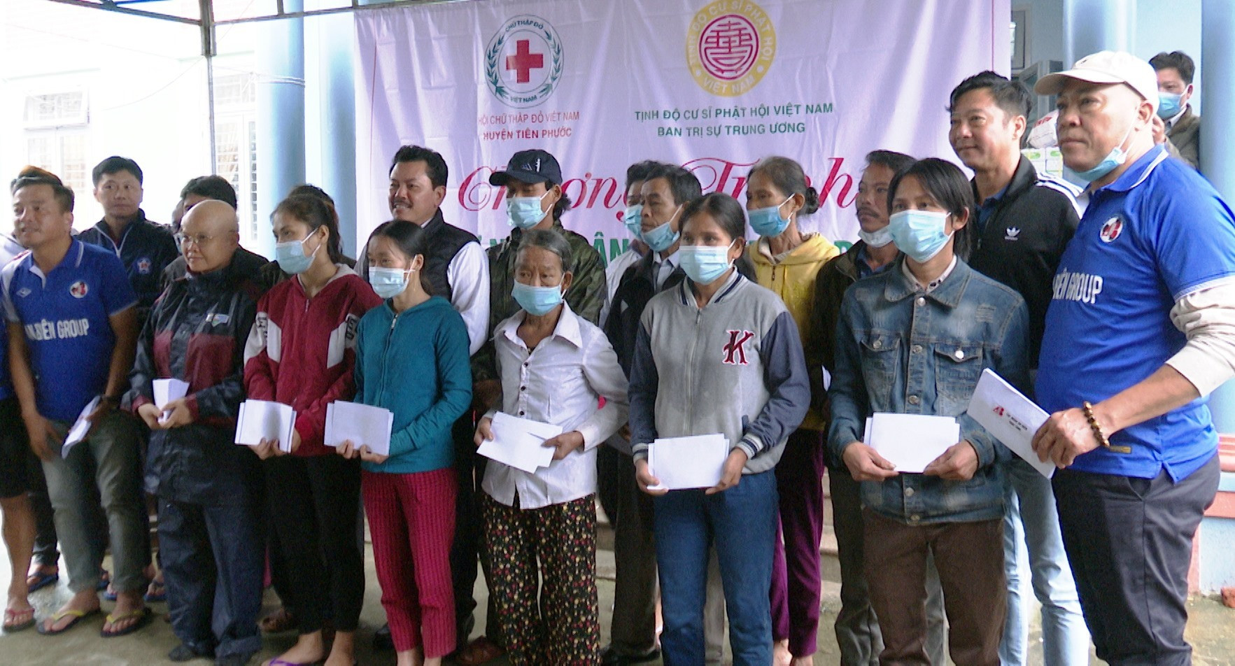 Ban trị sự Tịnh độ Cư sĩ Phật hội Việt Nam hỗ trợ các hộ bị thiệt hại do mưa bão tại Tiên Phước. Ảnh: N.H