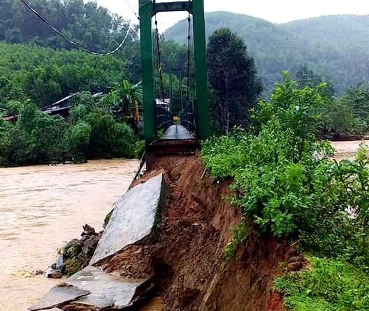 Mố cầu treo tại thôn Ra Nuối (xã Jơ Ngây, Đông Giang) bị sụt lún do mưa lũ. Ảnh: Đ.N