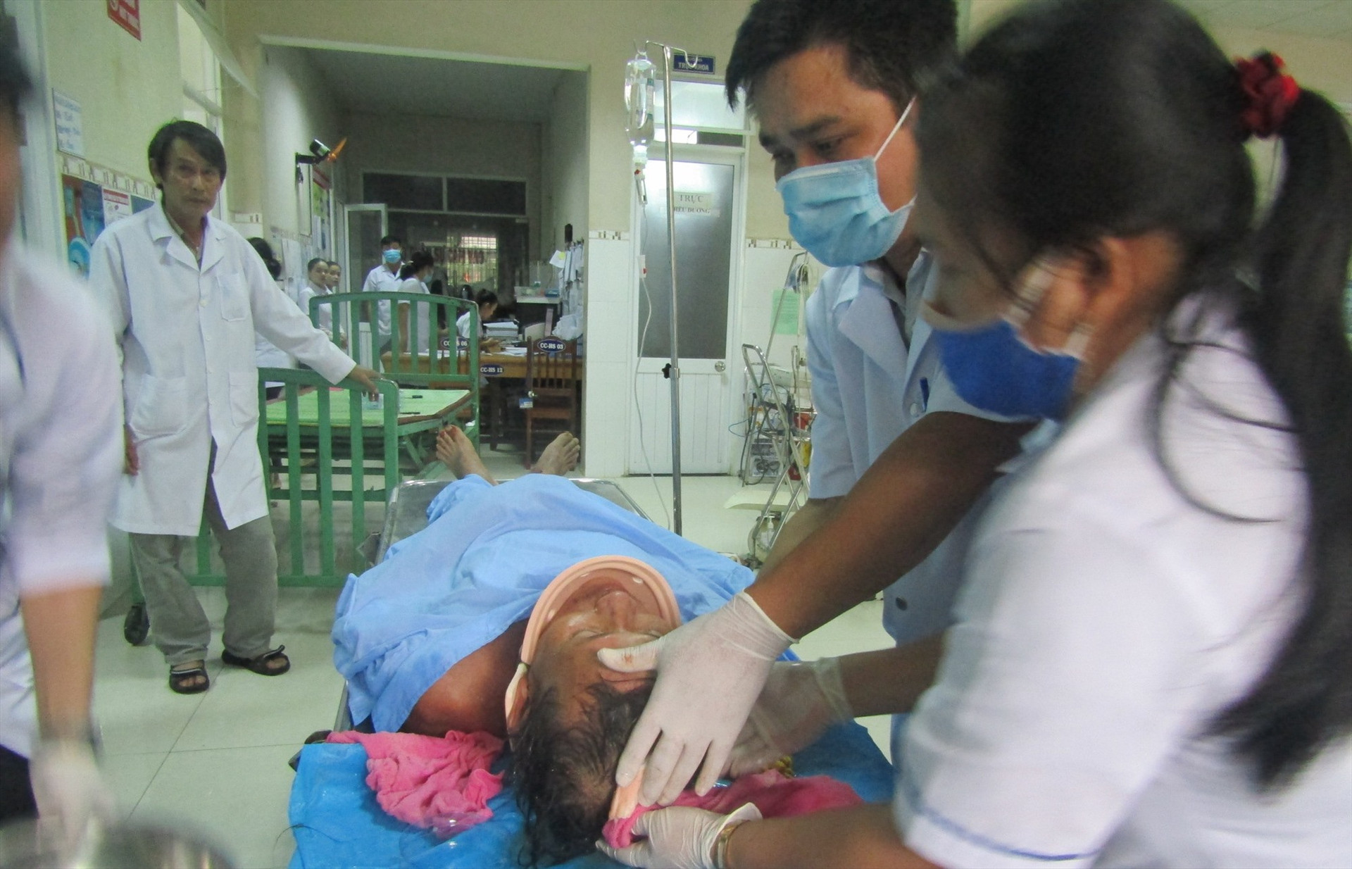 Nạn nhận được đưa về cấp cứu tại Trung tâm Y tế huyện Bắc Trà My.