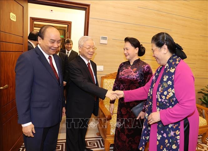 Tổng Bí thư, Chủ tịch nước Nguyễn Phú Trọng với Thủ tướng Nguyễn Xuân Phúc, Chủ tịch ASEAN 2020, Chủ tịch Quốc hội Nguyễn Thị Kim Ngân, Phó Chủ tịch Thường trực Quốc hội Tòng Thị Phóng tại Lễ khai mạc. Ảnh: Dương Giang/TTXVN