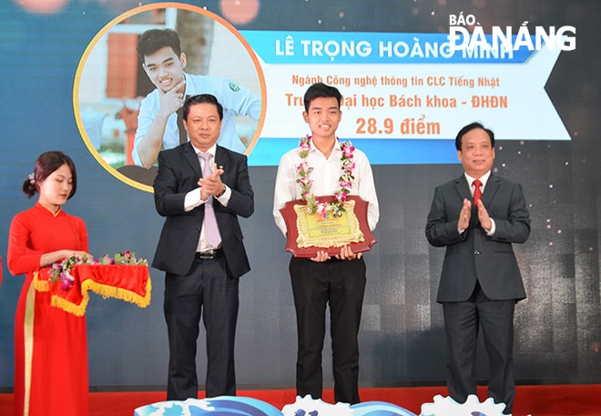 Phó Bí thư Thường trực Thành ủy Lương Nguyễn Minh Triệt (ảnh trái) cùng PGS.TS Nguyễn Ngọc Vũ (bên phải) trao học bổng cho thủ khoa Đại học Đà Nẵng. Ảnh: NGỌC PHÚ