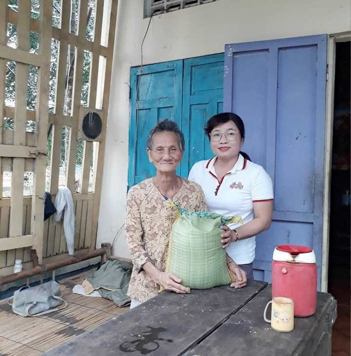 Cán bộ Hội LHPN xã Đại Hòa trao tặng gạo từ mô hình “Nắm gạo sẻ chia” cho gia đình có hoàn cảnh khó khăn trên địa bàn. Ảnh: KL