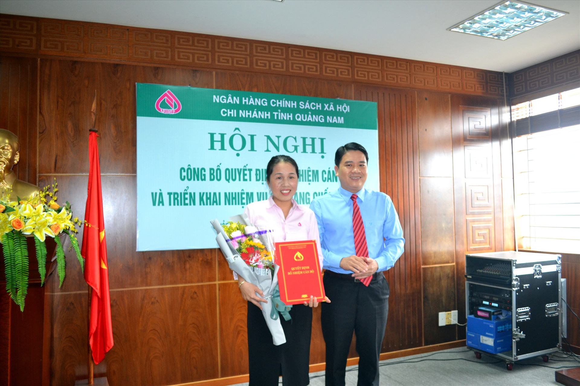 Phó Chủ tịch UBND tỉnh Trần Văn Tân trao quyết định bổ nhiệm bà Trần Thị Minh giữ chức Phó Giám đốc Ngân hàng CSXH chi nhánh Quảng Nam. Ảnh: VIỆT NGUYỄN
