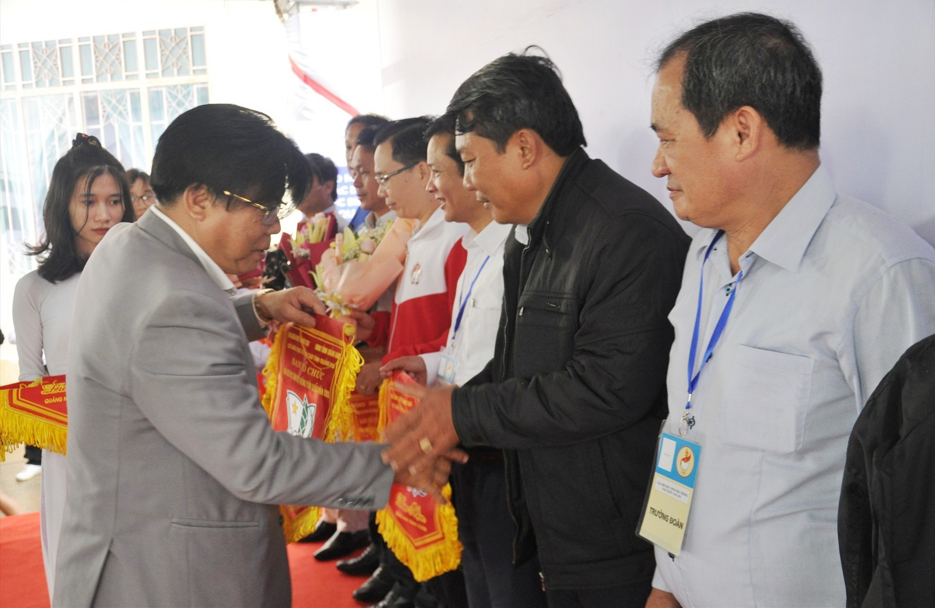 Giám đốc Sở GD-ĐT Hà Thanh Quốc tặng cờ lưu niệm cho các đoàn. Ảnh: X.P