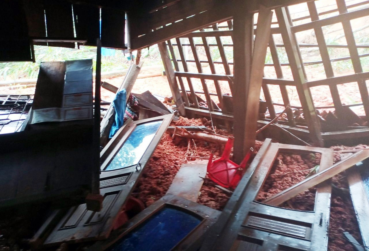 Vụ sạt lở sáng sớm nay làm sập hoàn toàn nhà của bà Hồ Thị Phải (khu Nước Sam, thôn 1 xã Trà Giác).