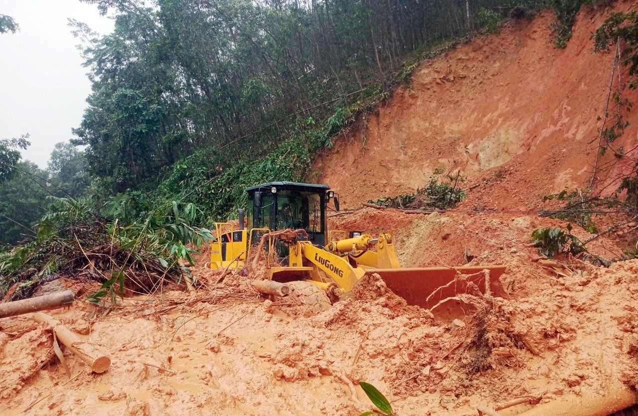 Huyện Bắc Trà My huy động phương tiện cơ giới san, gạt khối lượng đất đá cây cối để thông tuyến.