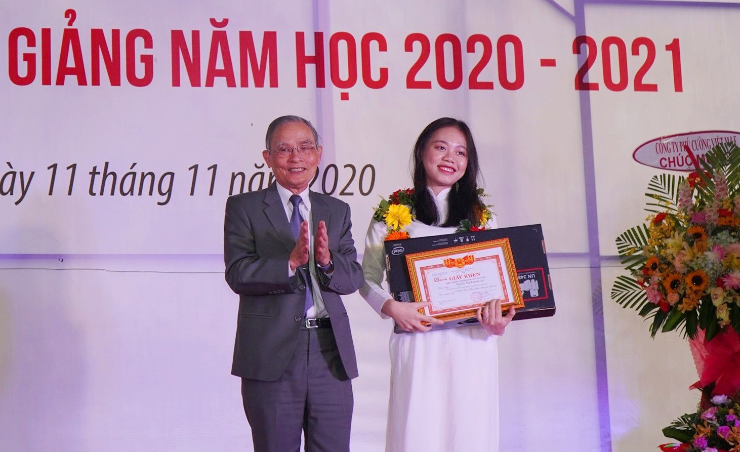 NGƯT Lê Công Cơ trao tặng suất học bổng toàn phần và máy tinh cho Thủ khoa đầu vào khóa 26 Nguyễn Thị Khánh Chi. Ảnh XL