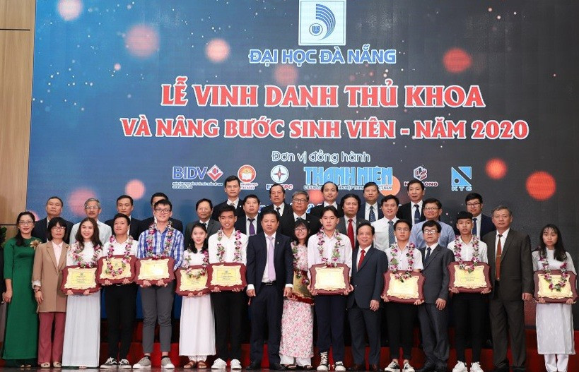Các thủ khoa sinh viên Đại học Đà Nẵng năm 2020 chụp ảnh cùng các đại biểu dự lễ. Ảnh Nguyễn Đắc