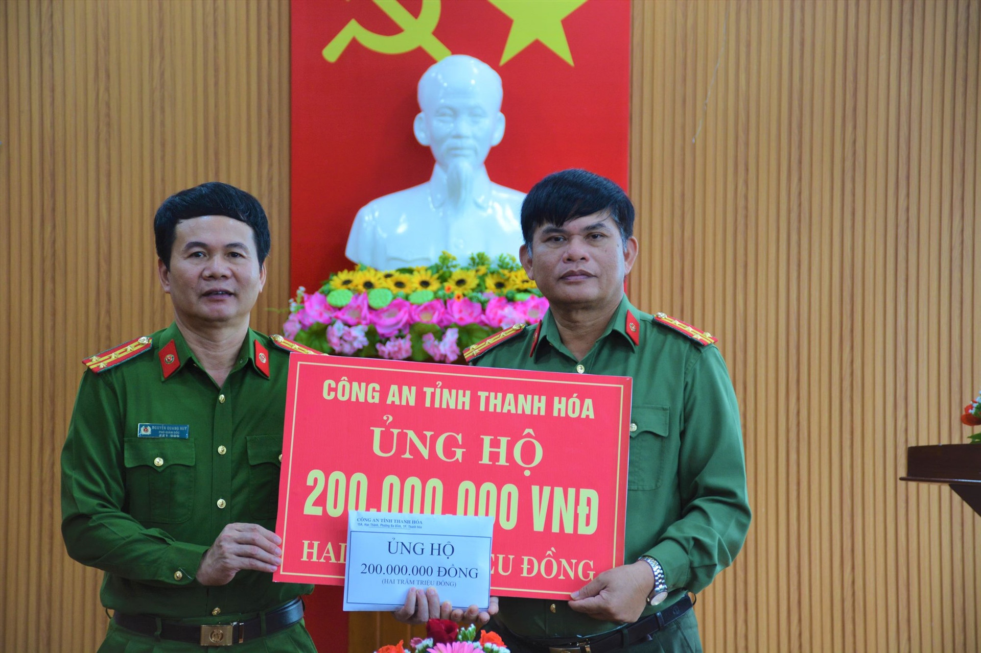 Công an tỉnh Thanh Hóa trao tặng 200 triệu đồng cho Công an tỉnh Quảng Nam.