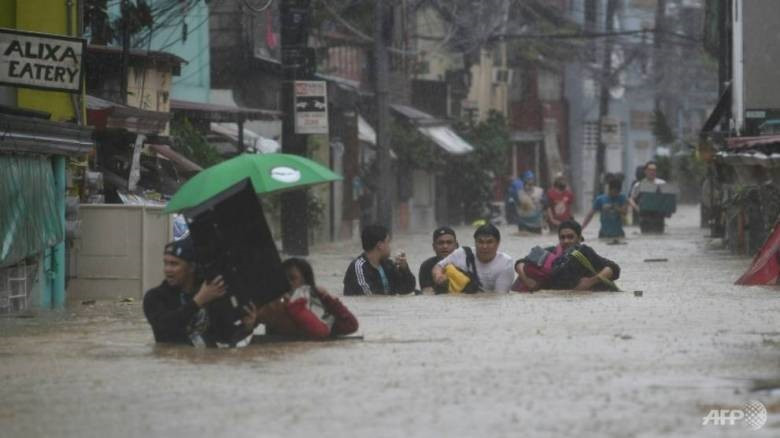 Hãng nghìn người dân Philippines tiếp tục sơ tán khi mưa lớn do bão Vamco gây ngập nước tại nhiều nơi. Ảnh: AFP