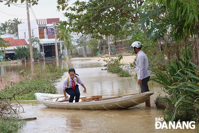 Người dân sử dụng ghe để di chuyển, đi lại. TRONG ẢNH: Người dân tại thôn La Bông dùng ghe để đưa con đi học. Ảnh: VĂN HOÀNG. 