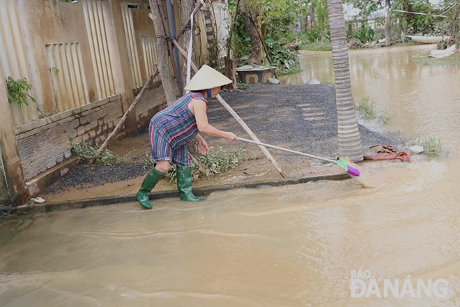 Hiện mức nước ngập đang rút dần, một số người dân đã trở lại dọn dẹp, dội rửa nhà cửa. Ảnh:VĂN HOÀNG