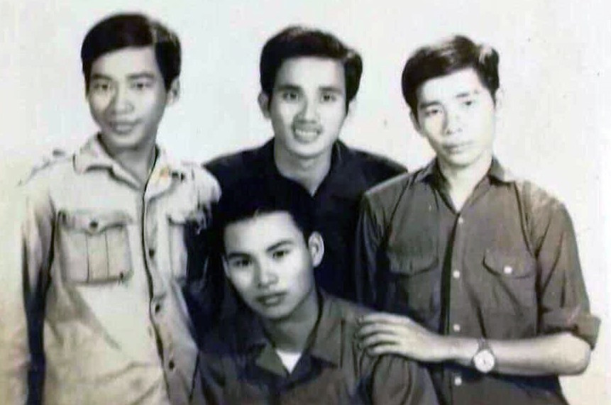 Tác giả (người ngồi) cùng các bạn học sinh Trường cấp III, Khu V chụp vào tháng 4.1975, sau khi tham gia giải phóng TP. Đà Nẵng.