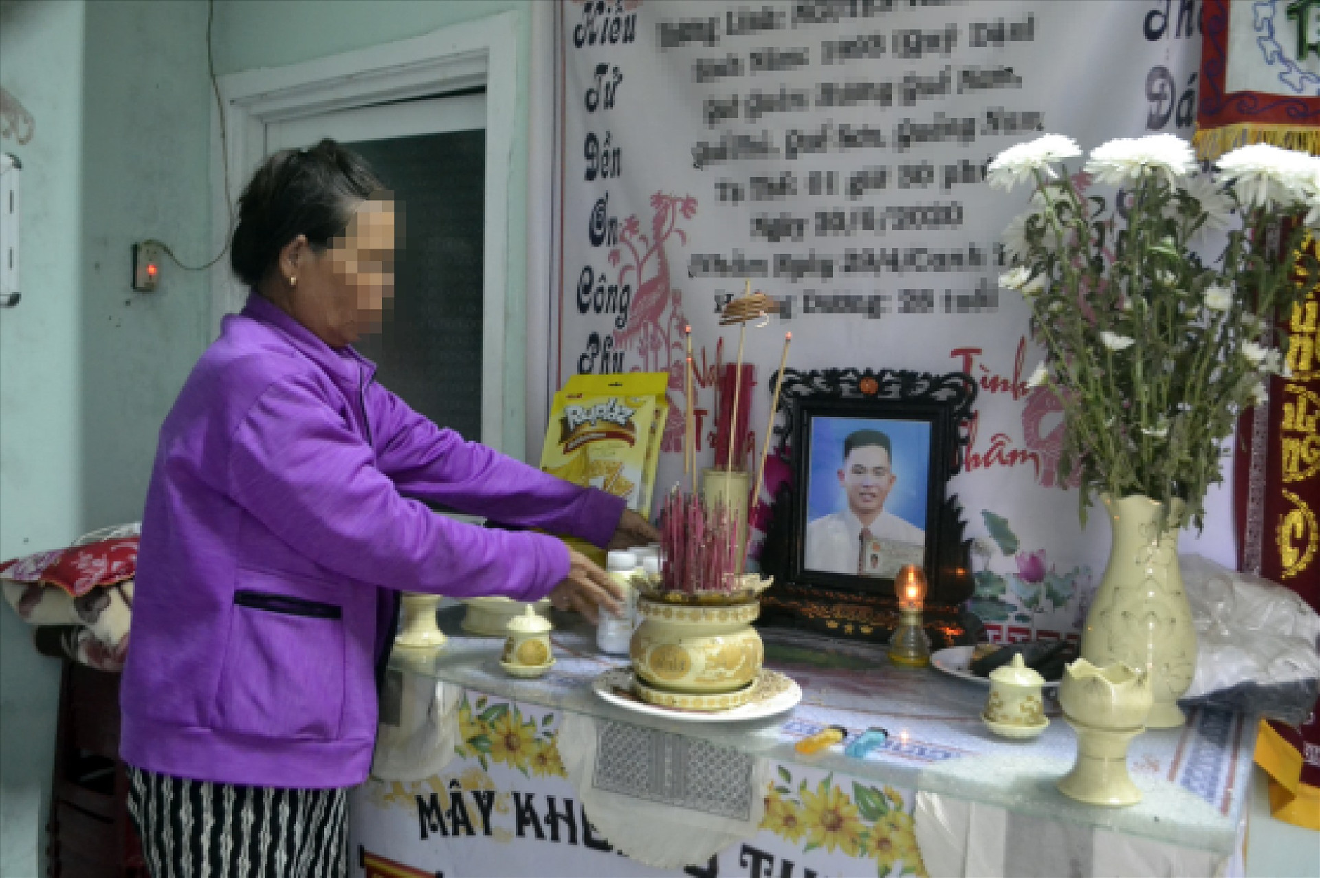 Bà Nguyễn Thị Th. thẫn thờ khi nhớ về người con trai đã mất do TNGT. Ảnh: C.T
